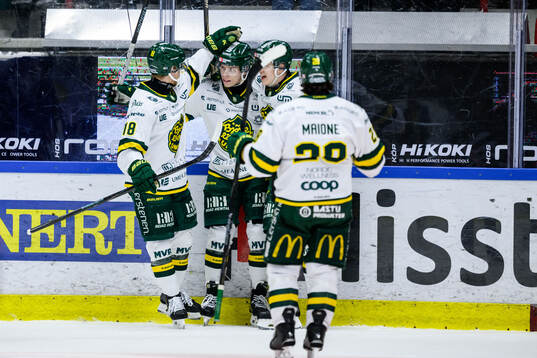 Björklövens Oscar Tellström jublar