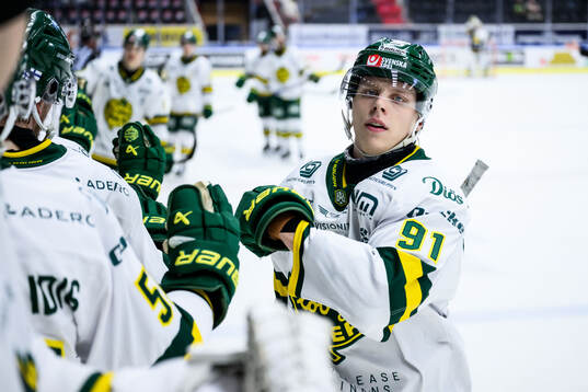 Björklövens Oscar Tellström jublar