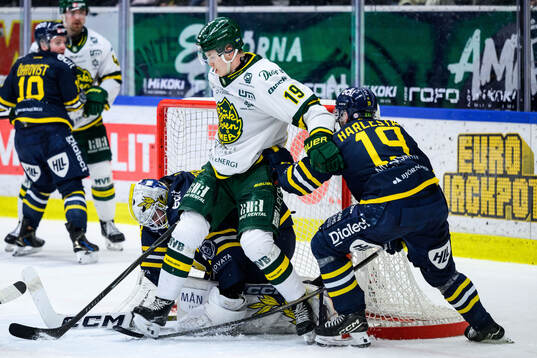 Björklövens Liam Dower Nilsson och Södertäljes målvakt