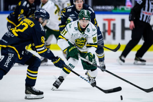 Södertäljes Roope Laavainen och Björklövens Oscar