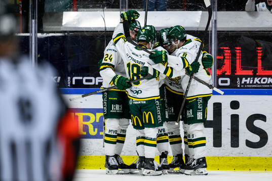 Björklövens Oscar Tellström jublar med lagamrater