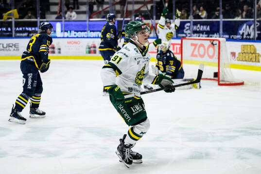 Björklövens Oscar Tellström jublar