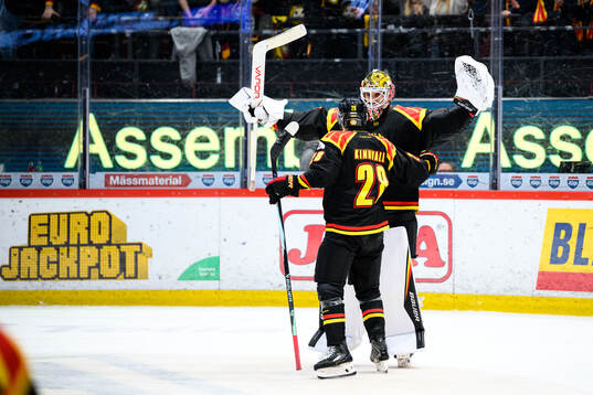 Brynäs Johannes Kinnvall och målvakt Damian Clara jublar