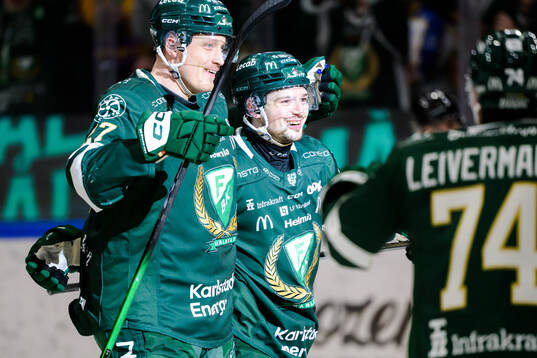 Färjestads Gabriel Carlsson och Luke Philp jublar