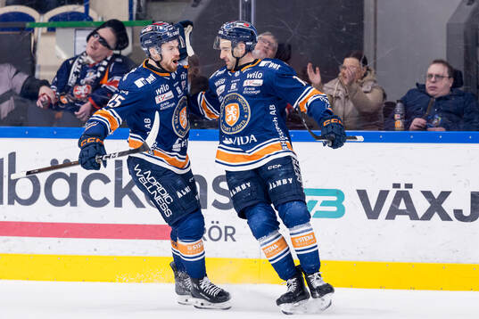 Växjös Lucas Elvenes och Reid Gardiner jublar