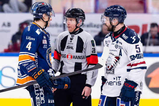 Växjös Keegan Lowe, domare Mikael Holm och Linköpings