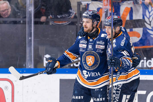 Växjös Lucas Elvenes och Eemeli Suomi jublar