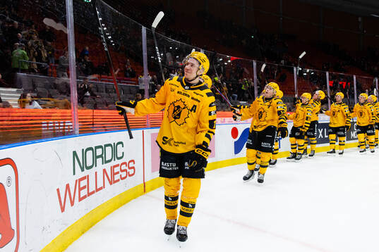Skellefteås Pär Lindholm jublar och tackar supportrarna