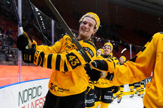 Skellefteås Max Krogdahl jublar och tackar supportrarna