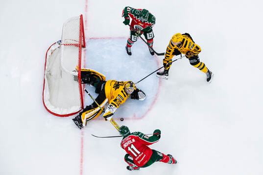 Skellefteås målvakt Strauss Mann räddar ett avslut från