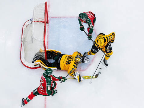 Skellefteås målvakt Strauss Mann räddar ett avslut från