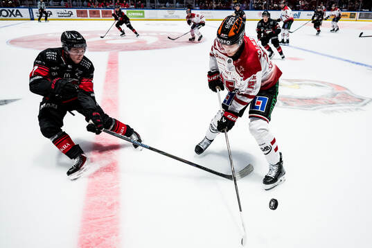 Malmö Redhawks Topi Niemelä och Örebros Patrik Puistola