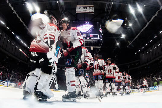 Örebros målvakt Jhonas Enroth och Milton Oscarson jublar