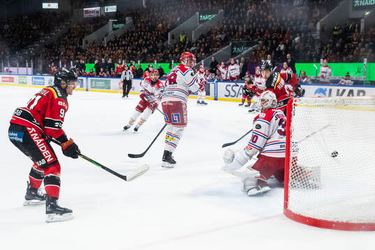 Luleås Isac Hedqvist gör 7-2 bakom Timrås målvakt Jacob