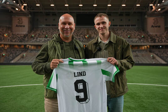Victor Lind och Hammarbys sportchef Mikael Hjelmberg