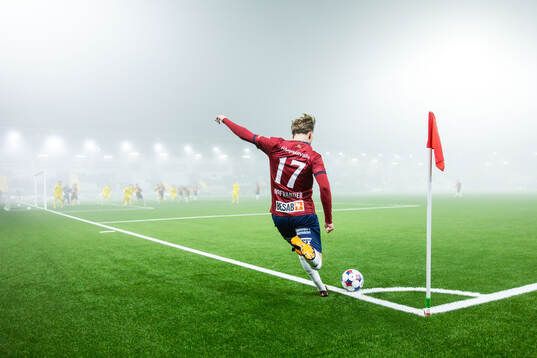 Örgrytes William Hofvander slår en hörna