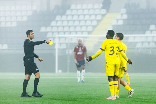 Domare Granit Maqedonci ger gult kort till Mjällbys Tony