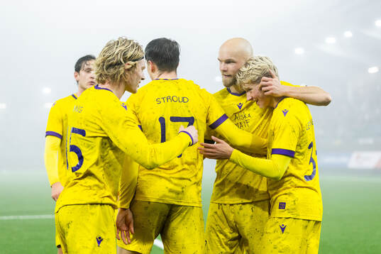 Mjällbys Romeo Leandersson jublar med lagkamrater