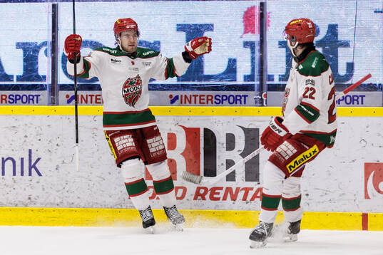 Modos Kyle Topping och Måns Carlsson jublar