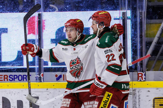 Modos Kyle Topping och Måns Carlsson jublar