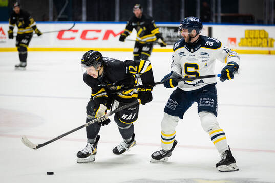 AIKs Scott Pooley och Södertäljes Sebastian Dyk