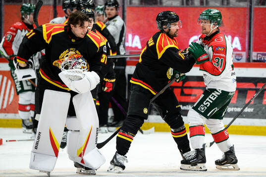 Brynäs målvakt Erik Källgren och Simon Bertilsson och