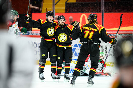Brynäs Linus Ölund och Bobby Trivigno jublar