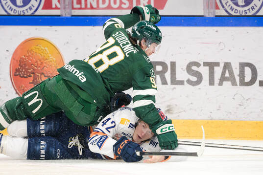 Färjestads Marian Studenic och Växjös Kalle Kratz