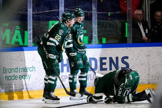 Färjestads Per Åslund, Luke Philp, Viktor Lodin jublar