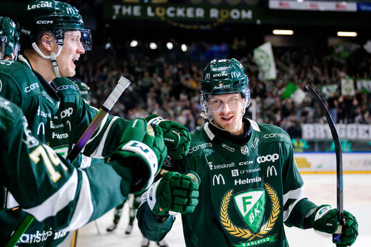 Färjestads Adam Ollas Mattsson jublar