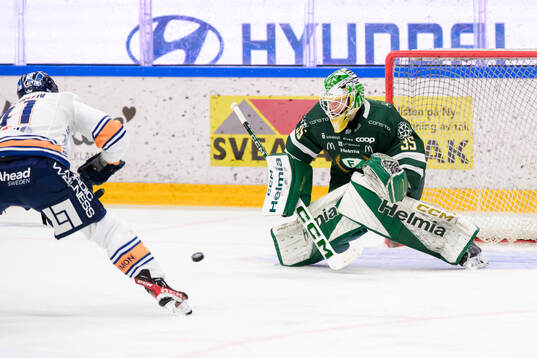 Växjös Ludvig Nilsson och Färjestads målvakt Melker