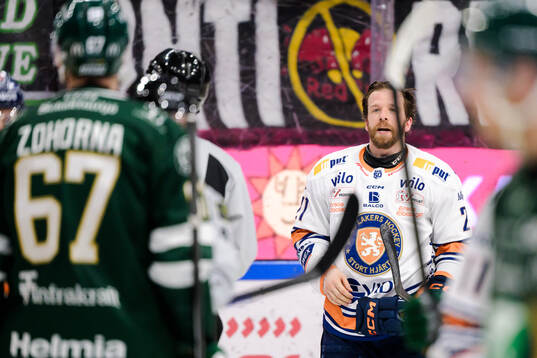 Färjestads Radim Zohorna och Växjös Brian Cooper i samtal