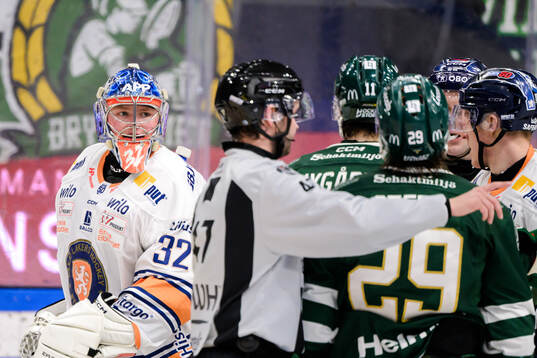 Växjös målvakt Ludvig Persson i samtal med Färjestads