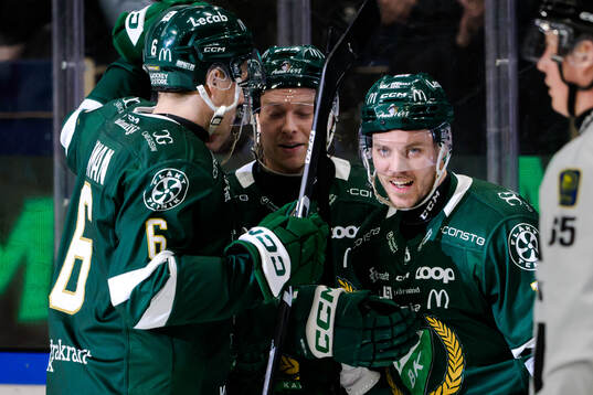 Färjestads Albert Wikman, Oskar Steen, Joel Kellman jublar