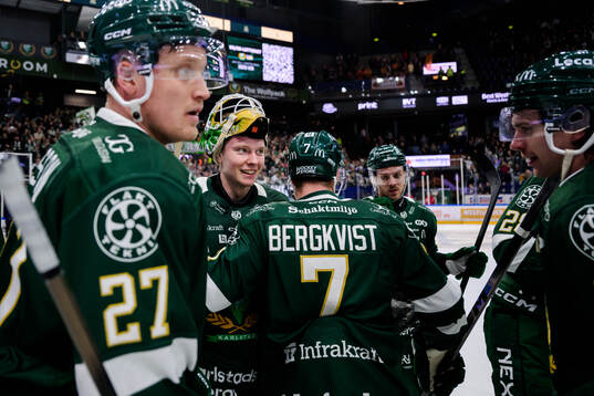 Färjestads målvakt Melker Thelin jublar