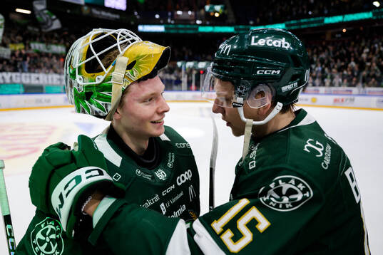 Färjestads målvakt Melker Thelin och Jack Berglund jublar