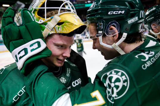 Färjestads målvakt Melker Thelin och Viktor Lodin jublar