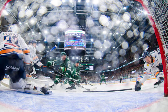 Färjestads Radim Zohorna skjuter 2-0 bakom Växjös