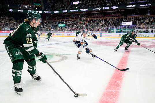 Färjestads Oskar Steen och Växjös Eemeli Suomi