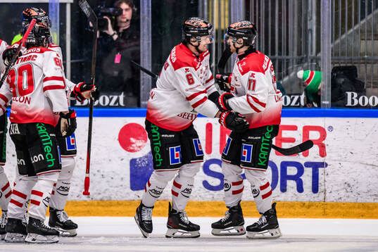 Örebros Filip Berglund och Kalle Kossila jublar