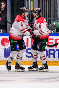 Örebros Filip Berglund och Kalle Kossila jublar
