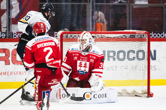 HV71s Lukas Rousek och Timrås målvakt Jacob Johansson