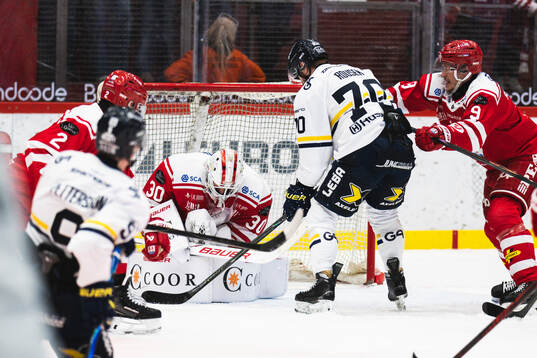 HV71s Lukas Rousek och Timrås målvakt Jacob Johansson