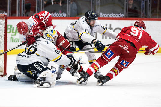 HV71s målvakt Felix Sandström och Niklas Hansson, Timrås