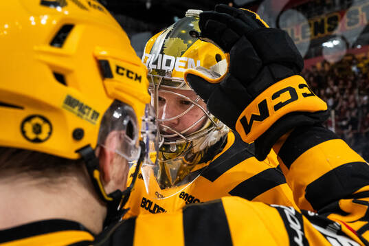 Skellefteås målvakt Linus Söderström jublar