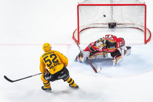 Skellefteås Arvid Lundberg gör 1-0 på Luleås målvakt