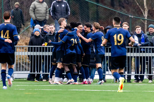 AIKs Kevin Filling har gjort 0-2 och jublar