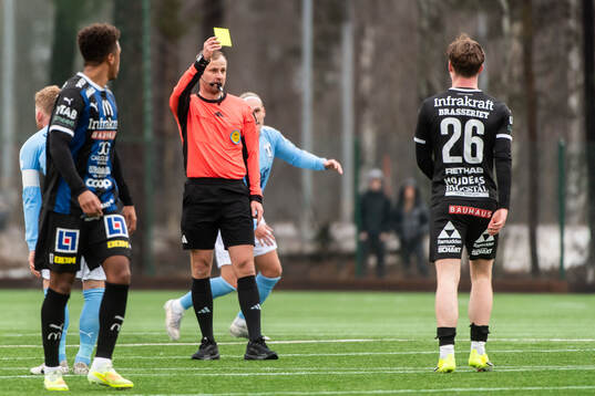 Domare Richard Sundell ger gult kort till Karlstads Diego