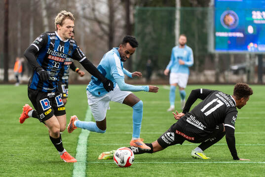 Malmö FFs Taha Ali mot Karlstads Lukas Rhöse och Nuha