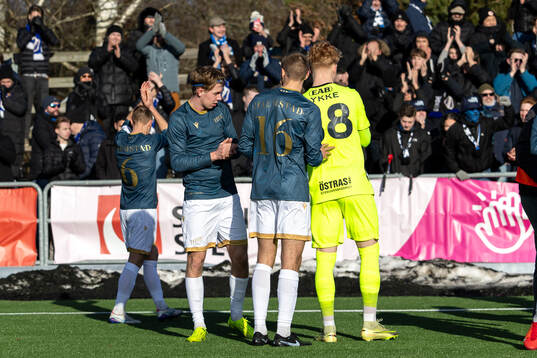 Halmstads spelare tackar publiken